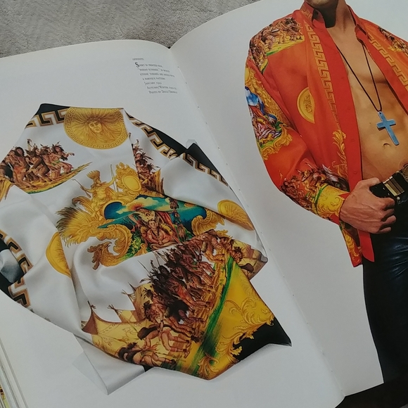 Vintage 90s Versace Signatures fashion coffee table book - Picture 6 of 13